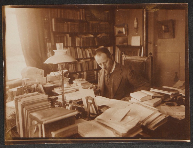 Verwey in zijn studiekamer 1910